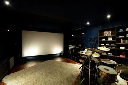komolier NUA（コモリエヌーア）：ドラムとスクリーンのある部屋