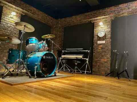 KORG STUDIO EXTREME：ドラムとキーボードのある練習室
