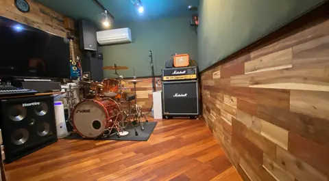 KOZZY's COZY ROOM（ドラムとMarshallアンプのある部屋）