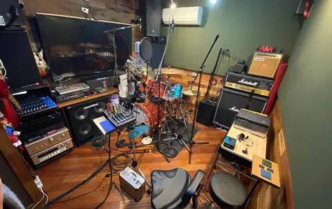 KOZZY's COZY ROOM：ドラムと録音機材のある部屋