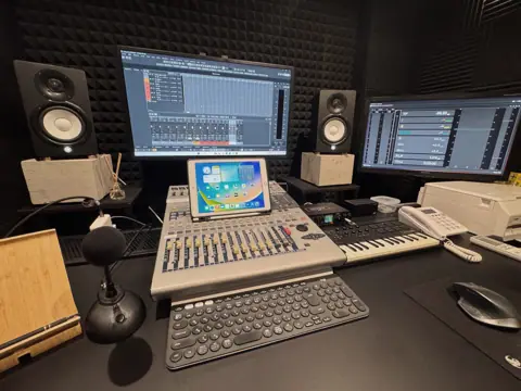 K'sStudio大阪日本橋（ミキサーとモニターのある制作席）