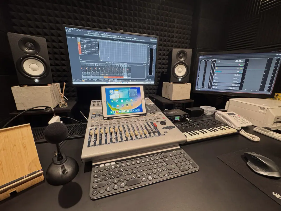 K'sStudio大阪日本橋（ミキサーとモニターのある制作席）