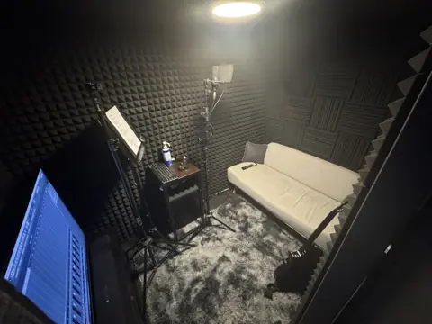 K'sStudio大阪日本橋：防音ブースとソファ