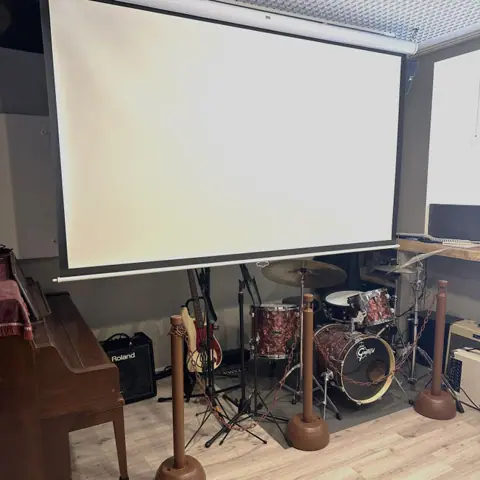 スタジオkujin758(ドラム、ピアノ、スクリーンのある部屋)