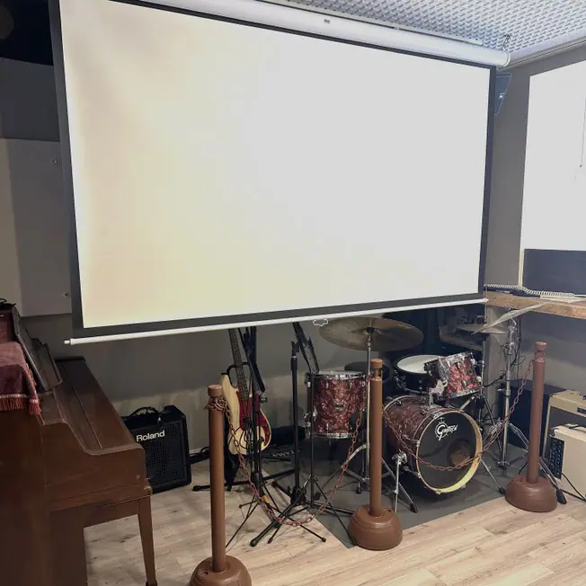 スタジオkujin758（ドラム、ピアノ、スクリーンのある部屋）