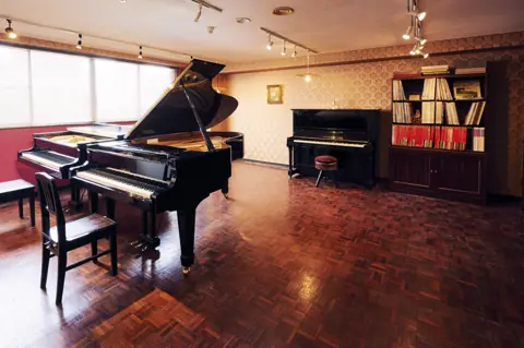 LAGBAG MUSIC TOGO（東郷音楽学院）STUDIO / HALL（5B STUDIO（グランドピアノとアップライトピアノ））
