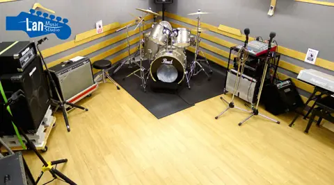 Lan Music Studio:ドラムとアンプのある練習室