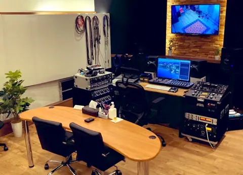 Little Egg Studio(ミキサーと機材のあるコントロールルーム)