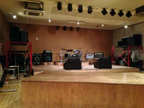 ライブスタジオL.Q.（えるく）（ステージとアンプ、ドラムのある広い部屋）