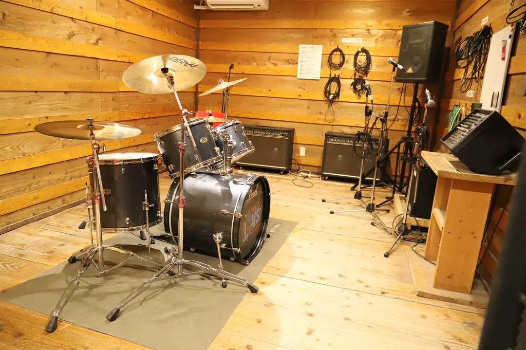 Studio LiVS(スタジオ リヴス)(ドラムとアンプのある練習室)