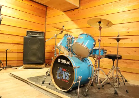 Studio LiVS（スタジオ リヴス）：ドラムとアンプのある練習室