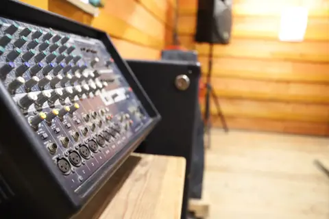 Studio LiVS（スタジオ リヴス）：ミキサーのアップ