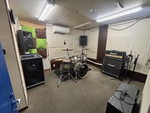 LOVE SOUNDS：ドラムとアンプのある練習室