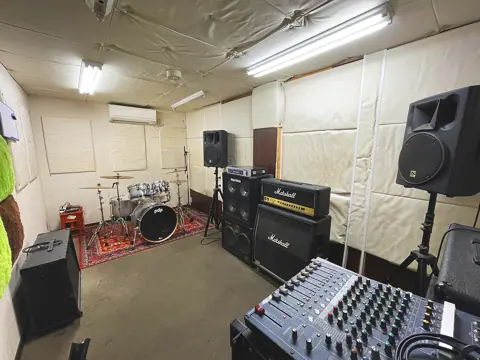 LOVE SOUNDS：ドラムとアンプとミキサーのある練習室
