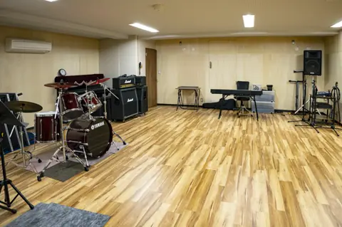 MACS大野楽器 越谷店（ドラムとアンプのある練習室）