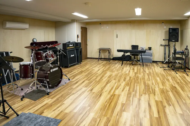 MACS大野楽器 越谷店（ドラムとアンプのある練習室）