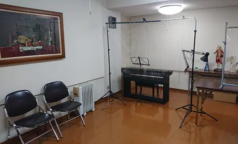 松尾弦楽器 仙台店 レンタルスタジオ：電子ピアノと椅子のある部屋