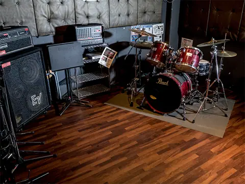 mg's Studio（エムジーズスタジオ）：ドラムとアンプのある練習室