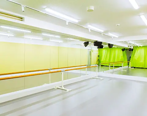 宮地楽器 市川センター 練習室レンタル：鏡とバーのある広い部屋