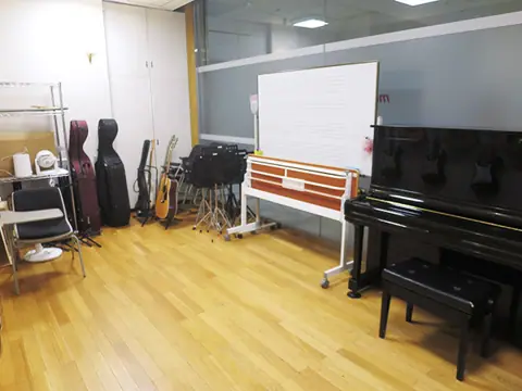 宮地楽器 MUSIC JOY 新宿 練習室レンタル：アップライトピアノと楽器のある部屋