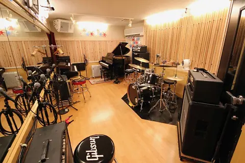 マザーシップスタジオ：ピアノ、ドラム、アンプのあるスタジオ