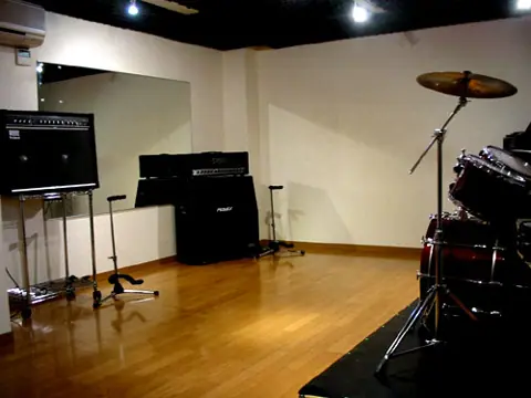 M's MUSIC SCHOOL & LIVE HALL スタジオ(スタジオ(ドラムとアンプ))