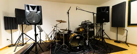 Mstudio（エムスタ）時間貸しスタジオ：時間貸しスタジオ（ドラムとスピーカー）