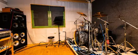 Mstudio（エムスタ）時間貸しスタジオ：時間貸しスタジオ（ドラムとベースアンプ）