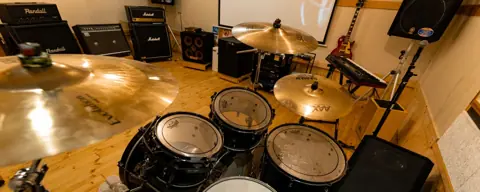 Mstudio（エムスタ）時間貸しスタジオ：ドラムセットとアンプ