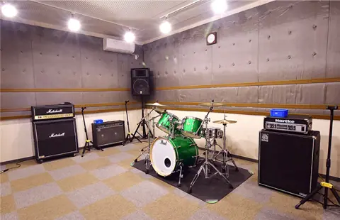 MUSIC LA FESTA：ドラムとアンプのある練習室