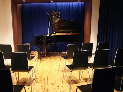 music studio Mays（ミュージックスタジオ メイズ）：グランドピアノのあるホール