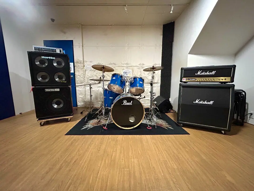 MUSIC FARM SOUND STUDIO(ドラムとアンプのある練習室)