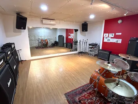 MUSIC FARM SOUND STUDIO：ドラムとアンプのある練習室