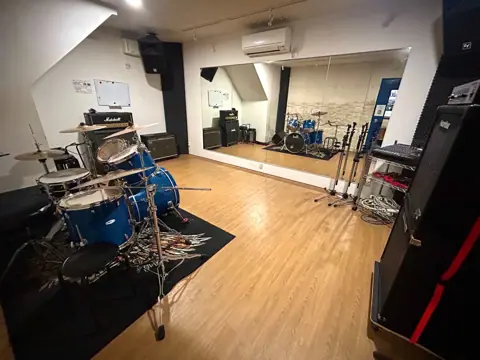 MUSIC FARM SOUND STUDIO：ドラムとアンプのある練習室