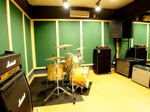 MUSIC PLANT 花室スタジオ：ドラムとアンプのあるスタジオ
