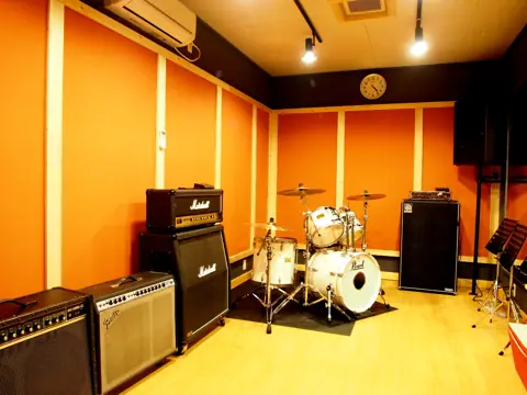 MUSIC PLANT 花室スタジオ：ドラムとアンプのあるスタジオ