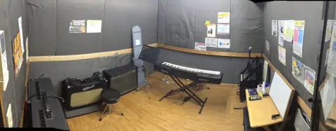 MUSIC PLANT 土浦店 スタジオ：キーボードとアンプのあるスタジオ