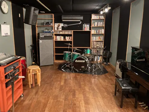 MUSIRA Studio（ムジラスタジオ）（ドラムとアンプのあるスタジオ）