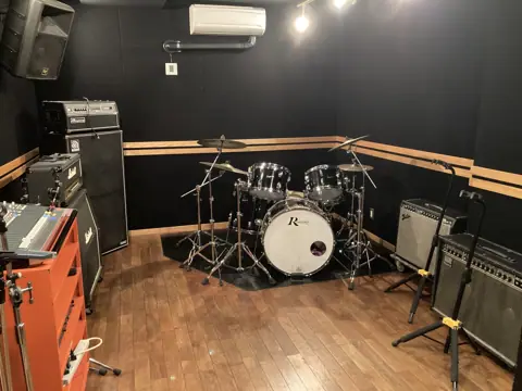 MUSIRA Studio（ムジラスタジオ）：ドラムとアンプのあるスタジオ
