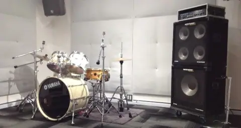 N-スタジオ：ドラムとアンプのある練習室