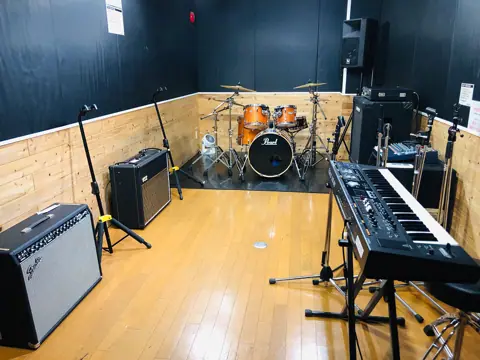 NADGE STUDIO（ナッジスタジオ）：ドラム、アンプ、キーボードのある練習室