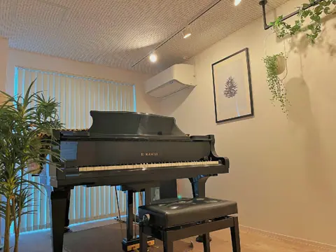 Natsuon Studio：グランドピアノと窓