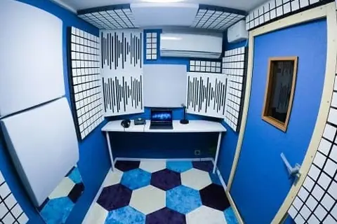 Nesteg Arts Studio in 静岡（吸音パネルのある録音ブース）