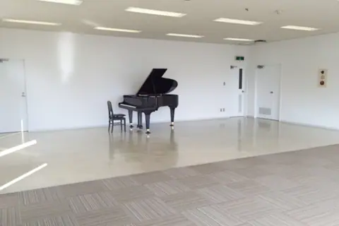 Neue Musik（ノイエムジーク）桂川貸しスタジオ（グランドピアノのある部屋）