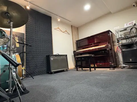 ニュービートスタジオ（ドラム、アップライトピアノ、アンプのある練習室）