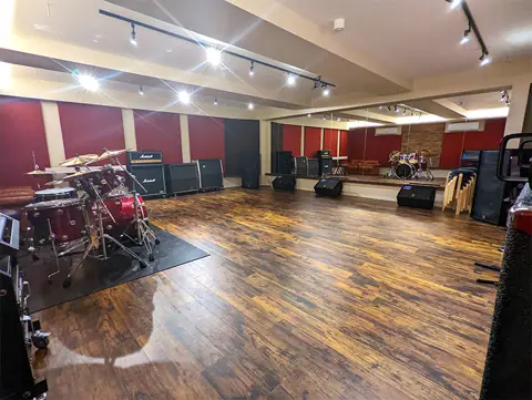 studio NiDO 溝の口店（ドラムとアンプのある練習室）