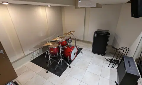 studio NiDO 溝の口店：ドラムとアンプのある練習室