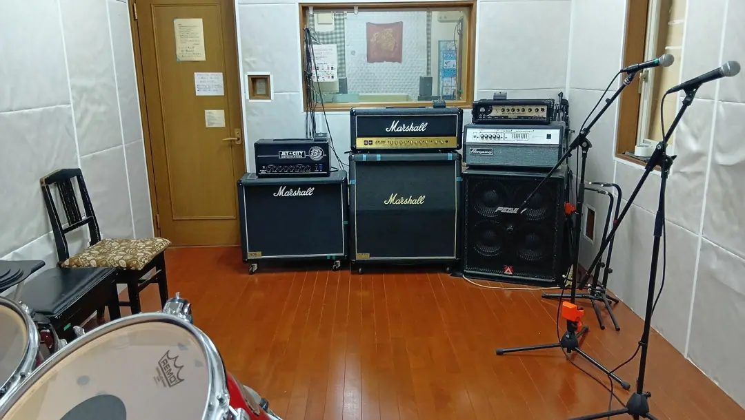 音楽スタジオ虹音堂（アンプとドラムのある室内）