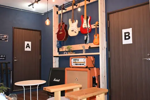 STUDIO NINE 9 SPACE（スタジオナインスペース）：待合スペースと部屋の扉