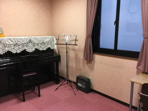 北浦和レンタルスペース：room B（アップライトピアノ）